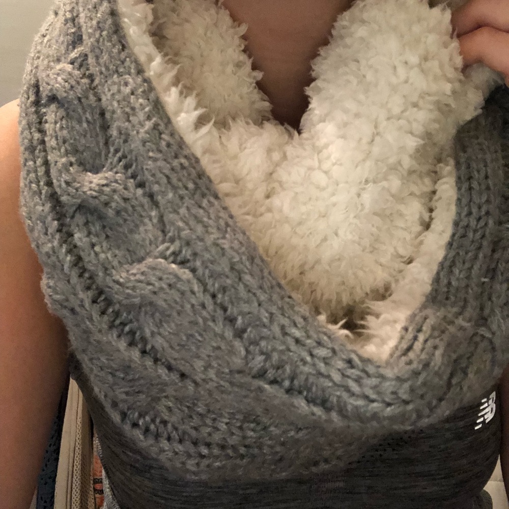 Cute, soft, comfy scarf! Keeps you VERY warm!🙈🧣